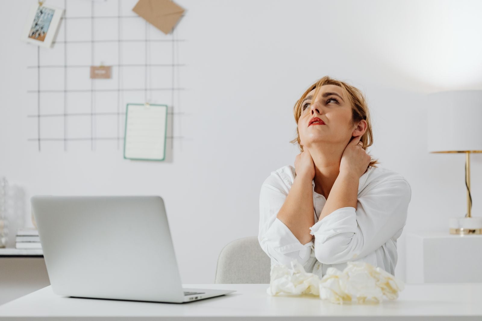 Photo illustrating posture while working at a desk
