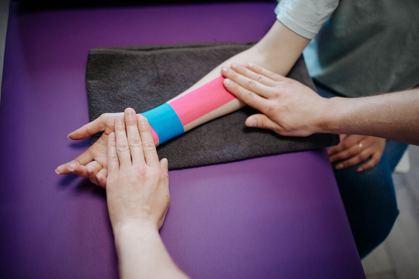 Photo illustrating elbow pain from repetitive gripping
